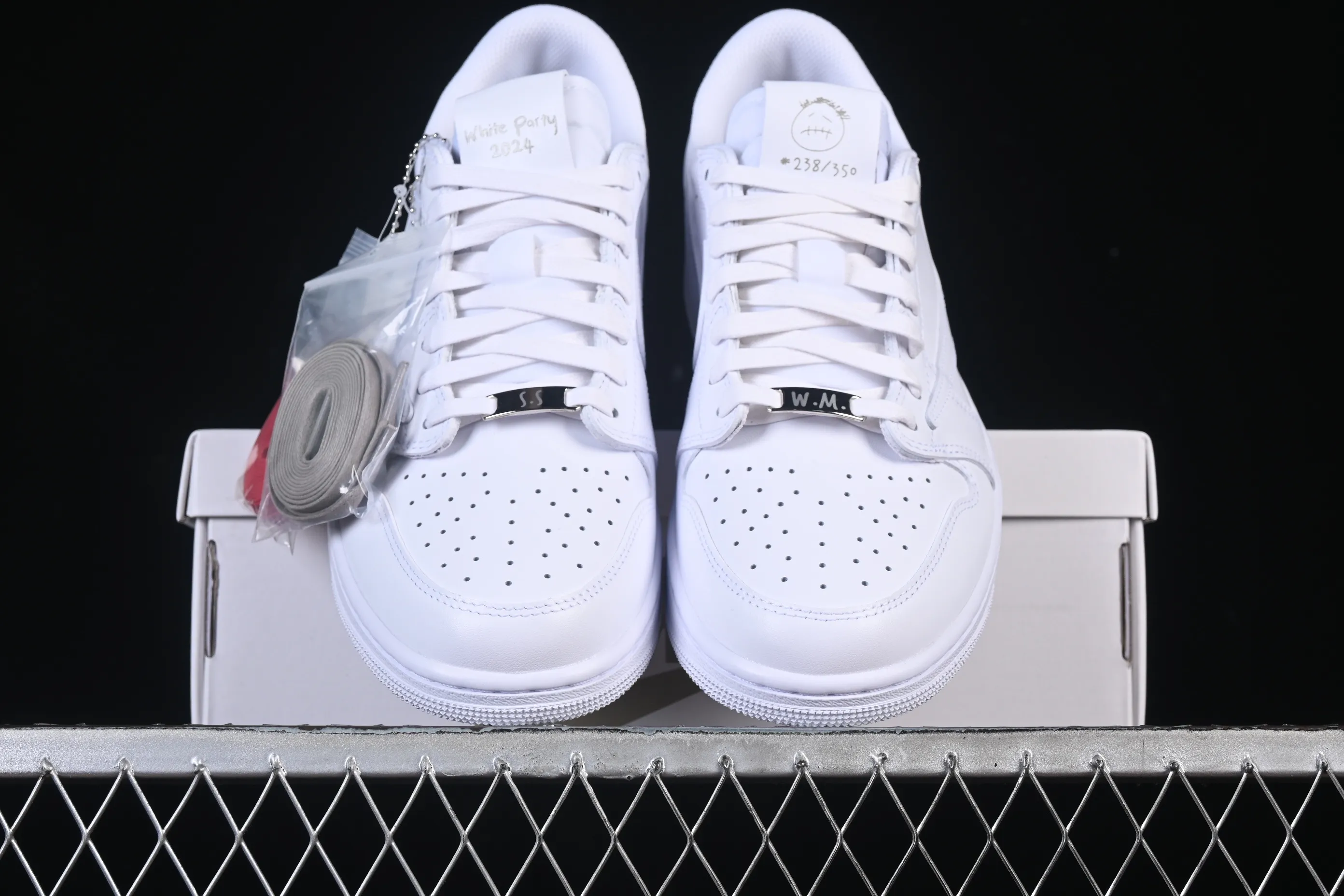 All categories Air Jordan Jordan series basketball shoes Air Jordan 1 Low foreign trade version Travis Scott x Fragment Design x Air Jordan 1 Low OG SP AJ1 Joe 1 family and friends limited pure white low-top cultural casual sneakers TD1228-111